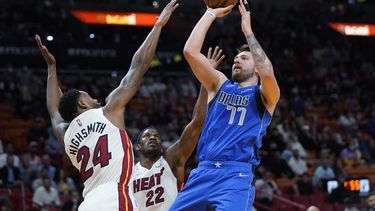 Ráfaga de puntos de Doncic acerca a los Mavs a los playoffs