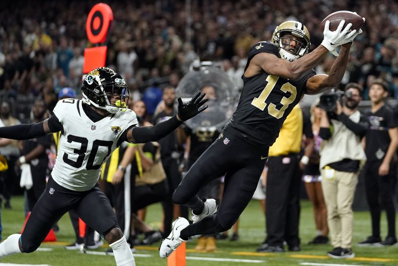 El receptor de los Saints de Nueva Orleans Michael Thomas atrapa el balón para un touchdown frente al cornerback de los Jaguars de Jacksonville Montaric Browns en el encuentro del jueves 19 de octubre del 2023. (AP Foto/Gerald Herbert)
