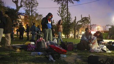Residentes acampan en un parque público tras un potente sismo con una magnitud preliminar de 6,2 que remeció Estambul, Turquía, el 23 de abril de 2025. (Berkman Ulutin/Dia Foto vía AP)