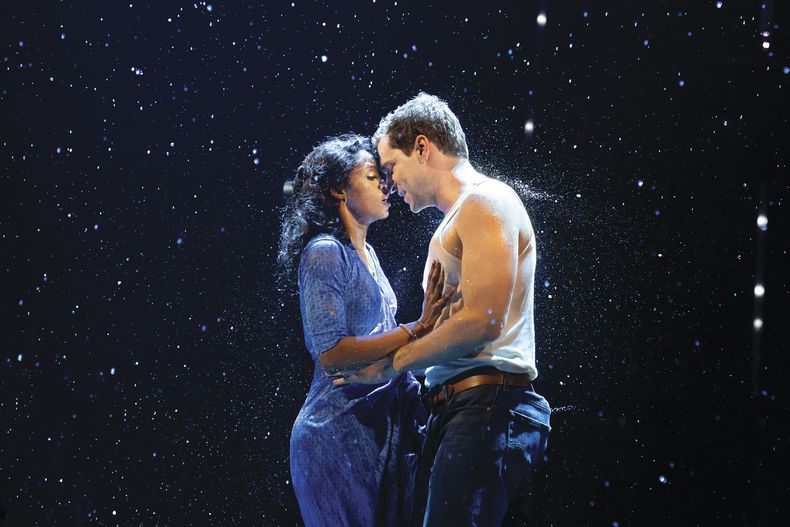 En esta imagen proporcionada por Boneau/Bryan-Brown, Ryan Vasquez, derecha, y Joy Woods en una función de The Notebook. (Julieta Cervantes/Boneau/Bryan-Brown via AP)