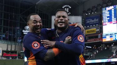 El cátcher boricua Martín Maldonado festeja con el pitcher dominicano Framber Valdez, quien lanzó un juego sin hit por los Astros de Houston el martes 1 de agosto de 2023, ante los Guardianes de Cleveland (AP Foto/Kevin M. Cox)