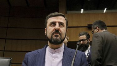 ARCHIVO – El embajador de Irán ante la Agencia Internacional de Energía Atómica (AIEA), Kazem Gharibabadi, espera el inicio de la reunión del consejo de gobernadores del organismo, en el Centro Internacional de Viena, Austria, el 21 de noviembre de 2019. (AP Foto/Ronald Zak, Archivo)