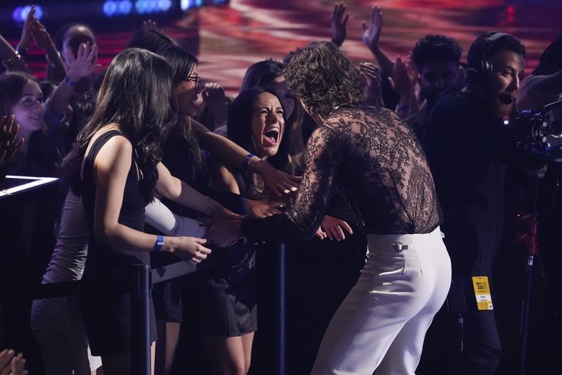 Benson Boone saluda a los fans durante los iHeartRadio Music Awards, el lunes 17 de marzo de 2025, en el Teatro Dolby de Los Ángeles. (Foto AP/Chris Pizzello)