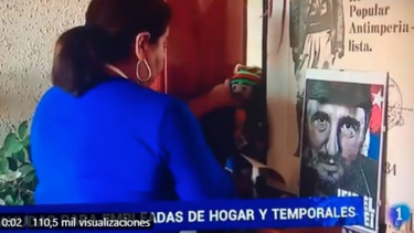 polemica en espana por imagenes de mujer limpiando retrato de fidel castro