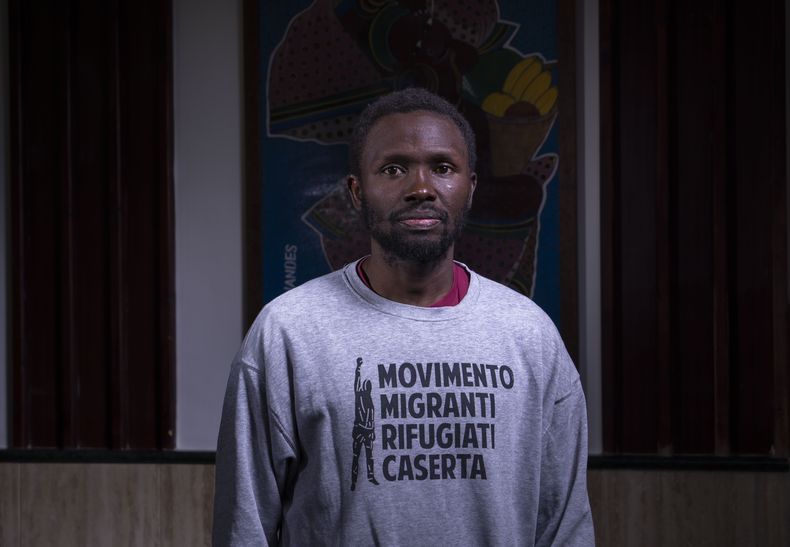 Mamadou Kouassi, un migrante que hizo el viaje desde su Costa de Marfil natal a Italia en 2006, posa para retratos en Castel Volturno, en el sur de Italia, donde ahora dedica su vida a trabajar con inmigrantes, el jueves 1 de febrero de 2024. La odisea de Kouassi a través África inspiró la película Io Capitano (Yo capitán) del director italiano Matteo Garrone y se encuentra entre los nominados a la 96ª edición de los Premios de la Academia de 2024 en la categoría de largometraje internacional. (Foto AP/Domenico Stinellis)