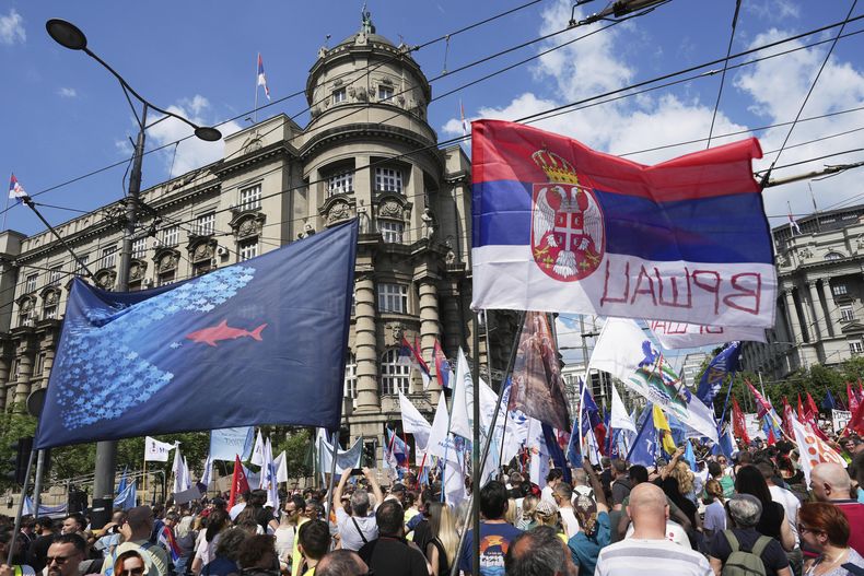 Manifestantes protestan contra la corrupción en Belgrado el 1 de mayo del 2025. (AP foto/Darko Vojinovic)