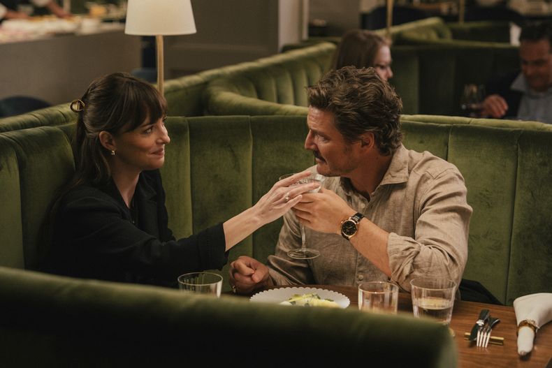 Esta imagen difundida por A24 muestra a Dakota Johnson, a la izquierda, y Pedro Pascal en una escena de Materialists. (A24 vía AP)