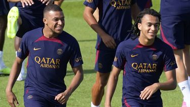 Kylian Mbappé y su hermano Ethan Mbappé asisten a una sesión de entrenamiento con el Paris Saint-Germain el jueves 20 de julio del 2023. (AP Foto/Christophe Ena)