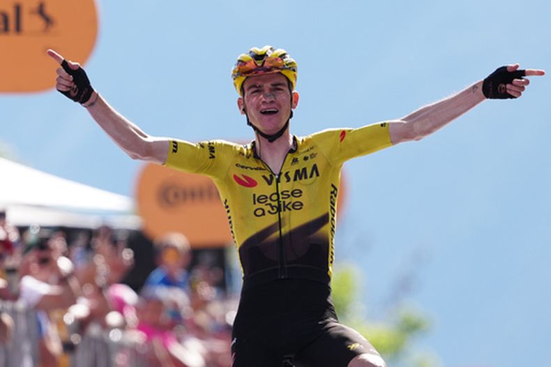 El estadounidense Sepp Kuss del equipo Team Visma | Lease A Bike celebra tras ganar la 19ma etapa del Giro entre Feltre y Alleghe, Italia el viernes 29 de mayo del 2026. (Gian Mattia DAlberto/LaPresse via AP)