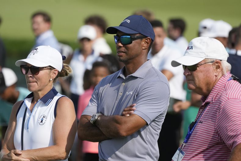 ARCHIVO - Tiger Woods observa a su hijo Charlie Woods durante la segunda ronda de stroke play en el Campeonato Juvenil de Golf Amateur de Estados Unidos el 23 de julio de 2024, en Bloomfield Township, Michigan (AP Foto/Carlos Osorio, Archivo)