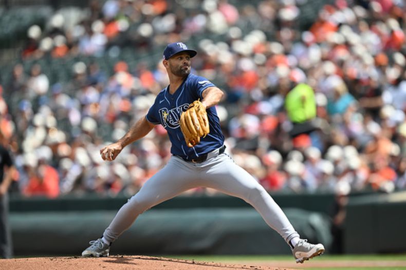 El pitcher de los Rays de Tampa Bay Nick Martinez lanza en la primera entrada ante los Orioles de Baltimore el domigo 23 de agosto del 2026. (AP Foto/Gail Burton)
