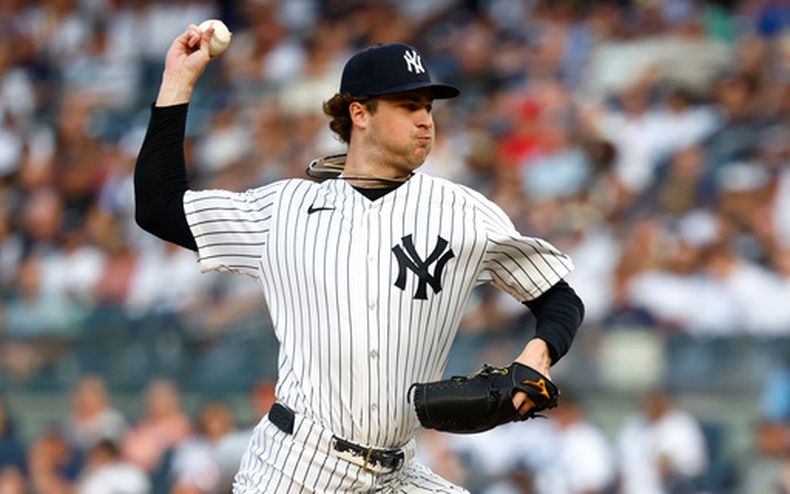 El lanzador de los Yankees de Nueva York, Cam Schlittler, lanza contra los Rojos de Cincinnati durante la primera entrada de un partido de béisbol, el viernes 19 de junio de 2026, en Nueva York. (Foto AP/Noah K. Murray)