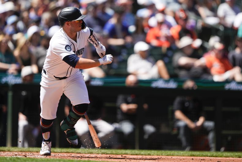 Ty France, de los Marineros de Seattle, observa su sencillo contra los Orioles de Baltimore durante la quinta entrada de un juego de béisbol, el jueves 4 de julio de 2024, en Seattle. (AP Foto/Lindsey Wasson)