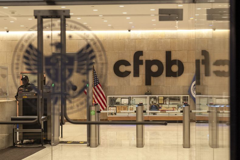 ARCHIVO – Un empleado de seguridad trabaja en la sede de la Oficina de Protección Financiera del Consumidor (CFPB, por sus siglas en inglés), el 10 de febrero de 10, 2025, en Washington. (AP Foto/Jacquelyn Martin, Archivo)