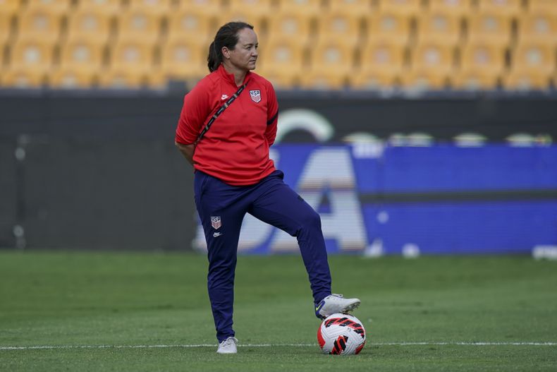 ARCHIVO - Twila Kilgore, auxiliar técnica de la selección femenina de Estados Unidos previo a la semifinal del campeonato de la CONCACAF contra Costa Rica, en Monterrey, México, el jueves 14 de julio de 2022. Kilgore será la entrenadora interina de la selección de Estados Unidos. (AP Foto/Fernando Llano)