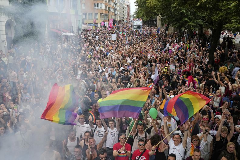 Una multitud baila en el desfile anual del orgullo LGBTQ+ en Berlín, Alemania, el sábado 26 de julio de 2025. (AP Foto/Ebrahim Noroozi)