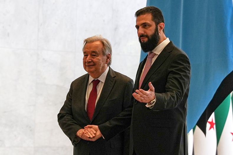 El presidente sirio Ahmad al-Sharaa, derecha, da la bienvenida al secretario general de las Naciones Unidas, Antonio Guterres, en el palacio presidencial de Siria en Damasco, Siria, el 25 de julio de 2026. (AP Foto/Omar Albam)