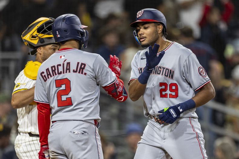 James Wood (29), de los Nacionales de Washigton, celebra su jonrón con Luis García Jr. (2) en la octava entrada del juego de béisbol de Grandes Ligas en contra de los Padres de San Diego, el lunes 23 de junio de 2025, en San Diego. (AP Foto/Tony Ding)