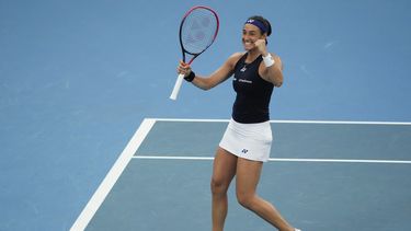 La francesa Caroline García festeja luego de imponerse a la italiana Jasmine Paolini en la United Cup, el miércoles 3 de enero de 2024, en Sydney (AP Foto/Mark Baker)