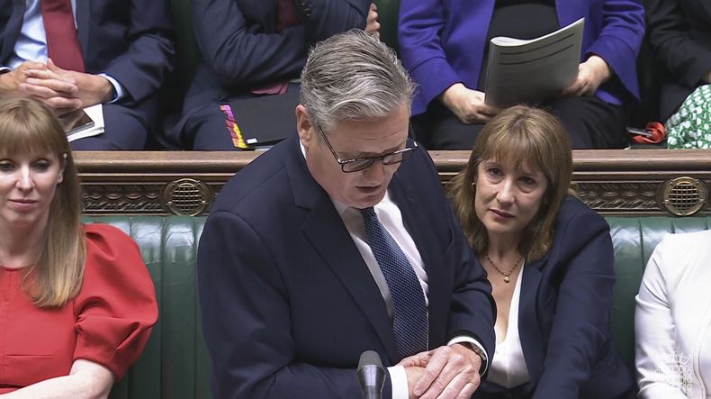 Foto tomada de video, que muestra a la ministra de Hacienda británica Rachel Reeves (der) llorando mientras el primer ministro Keir Starmer habla en el Parlamento en Londres, el 2 de julio del 2025. (Video de la Cámara de los Comunes del Parlamento Británico via AP)