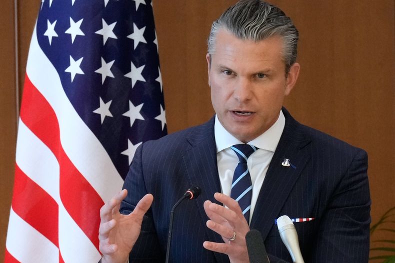 El secretario de Defensa de EEUU, Pete Hegseth, habla durante una conferencia de prensa conjunta con el ministro de Defensa de Japón, Shinjiro Koizumi, en Tokio, el miércoles 29 de octubre de 2025. (AP Foto/Eugene Hoshiko, Pool)