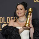 Lily Gladstone posa en la sala de prensa con el premio a la mejor actriz de una película de drama por Killers of the Flower Moon en la 81a edición de los Globos de Oro el domingo 7 de enero de 2024, en el Hotel Beverly Hilton en Beverly Hills, California. (Foto AP/Chris Pizzello)