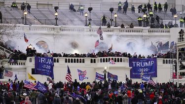 ARCHIVO - Manifestantes partidarios del entonces presidente Donald Trump irrumpen en el Capitolio de Estados Unidos el 6 de enero de 2021, en Washington. (AP Foto/John Minchillo, archivo)