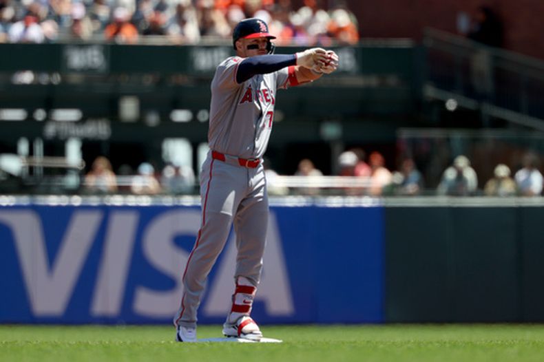 Mike Trout de los Angelinos de Los Ángeles hace un gesto a sus compañeros tras su doble en la primera entrada ante los Gigantes de San Francisco el domingo 26 de julio del 2026. (AP Foto/Jed Jacobsohn)