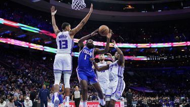 Embiid, Harden lideran triunfo de 76ers ante Kings