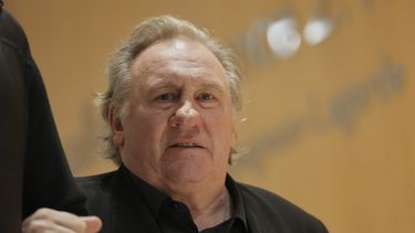 El actor francés Gerard Depardieu se toma un descanso durante su juicio por las presuntas agresiones sexuales a dos mujeres en una película filmada en 2021, el miércoles 26 de marzo de 2025 en París. (Foto AP/Aurelien Morissard)