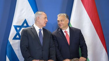 ARCHIVO - El primer ministro israelí, Benjamin Netanyahu, a la izquierda, y su homólogo húngaro, Viktor Orbán, charlan durante una ceremonia de firmas en el edificio del Parlamento en Budapest, Hungría, el martes 18 de julio de 2017. (Balazs Mohai/MTI via AP, Archivo)
