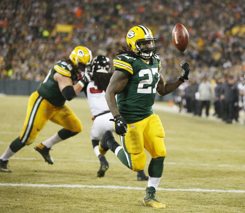 Eddie Lacy, de los Packers de Green Bay, festeja luego de anotar en el partido contra los Falcons de Atlanta, el lunes 8 de diciembre de 2014 (AP Foto/Tom Lynn)
