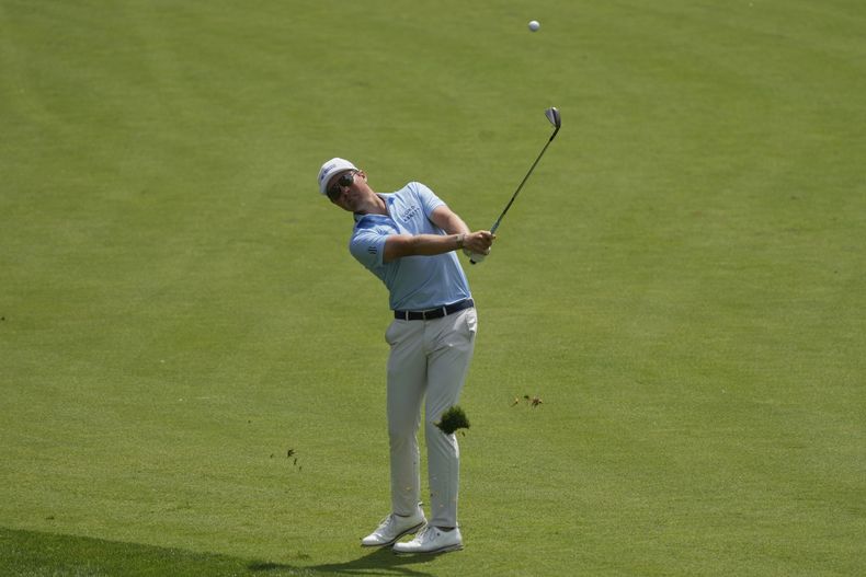 El estadounidense Ben Griffin realiza su tiro desde el fairway del hoyo 11 durante la primera ronda del torneo Memorial, el jueves 29 de mayo de 2025, en Dublin, Ohio (AP Foto/Sue Ogrocki)