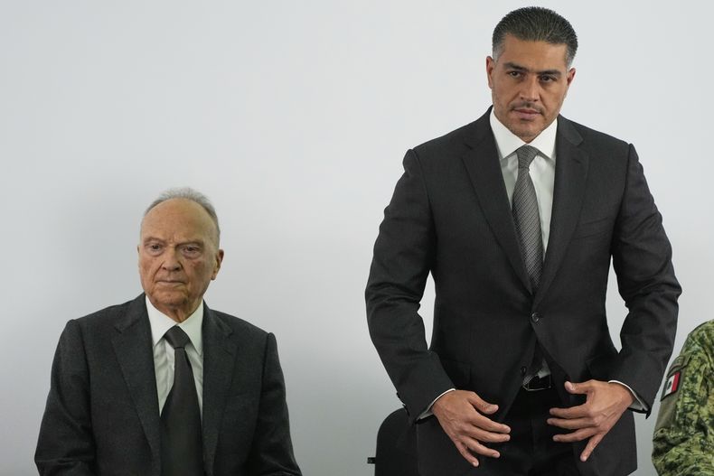 El secretario de Seguridad y Protección Ciudadana de México, Omar García Harfuch, a la derecha, y el fiscal general, Alejandro Gertz Manero, dan una conferencia de prensa sobre el envío de 29 narcotraficantes a Estados Unidos, en Ciudad de México, el miércoles 13 de agosto de 2025. (AP Foto/Fernando Llano)
