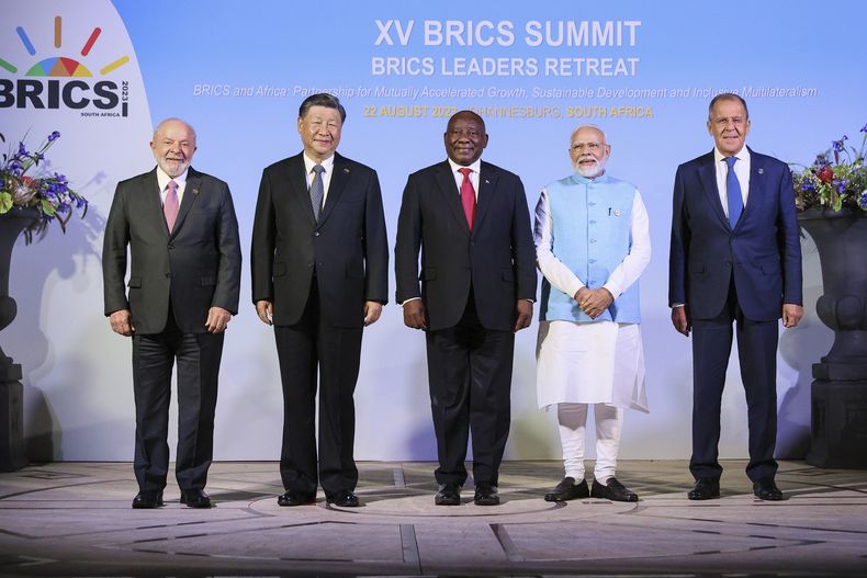En esta imagen, distribuida por la Oficina de Prensa del Ministerio de Exteriores de Rusia, el presidente de Brasil, Luiz Inácio Lula da Silva; el presidente de China, Xi Jinping; el presidente de Sudáfrica, Cyril Ramaphosa; el primer ministro de India, Narendra Modi, y el ministro de Exteriores de Rusia, Sergey Lavrov, posan para una foto en un momento de la cumbre del grupo BRICS, en Johannesburgo, Sudáfrica, el 22 de agosto de 2023. (Oficina de Prensa del Ministerio de Exteriores de Rusia vía AP)