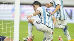 Federico Redondo celebra tras anotar el tercer gol de Argentina en el empate 3-3 contra Paraguay en el Preolímpico Sudamericano Sub23, el jueves 8 de febrero de 2024, en Caracas. (AP Foto/Matías Delacroix)