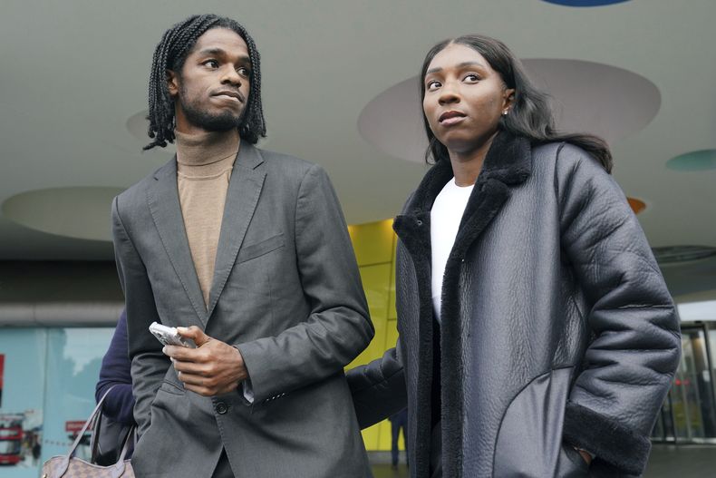 Los atletas Bianca Williams y Ricardo Dos Santos hablan a la prensa frente a la Palestra House en el centro de Londres, miércoles 25 de octubre de 2023, después de la audiencia por trato racista recibido a manos de la policía. Dos agentes de la Policía Metropolitana londinense fueron despedidos de la fuerza el miércoles tras la determinación de un panel disciplinario de conducta inapropiada al detener y catear a una pareja de atletas negros. (Jonathan Brady/PA via AP)
