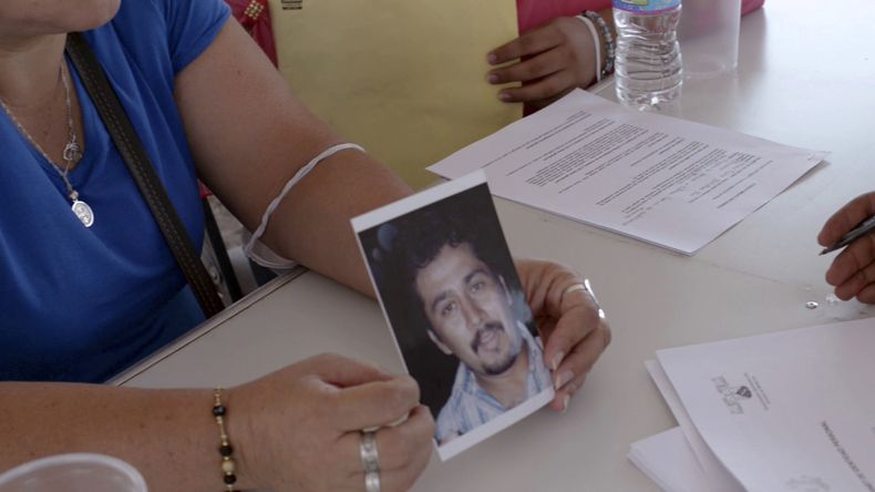 En esta imagen proporcionada por Pimienta Films una mujer sostiene la fotografía de un familiar desaparecido en el documental Volverte a ver de la directora Carolina Corral. (Pimienta Films vía AP)