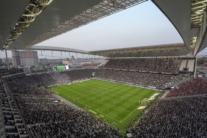 ARCHIVO - Hinchas llenan las gradas del estadio Neo Química durante un partido de la liga brasileña de fútbol entre Corinthians y Flamengo en Sao Paulo, Brasil, el domingo 1 de septiembre de 2024. Los Chargers de Los Ángeles jugarán su primer partido de la temporada 2025 en la arena contra un oponente que se anunciará esta primavera. (AP Foto/Andre Penner, Archivo)