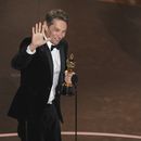 Sean Baker recibe el Oscar a la mejor dirección por Anora el domingo 2 de marzo de 2025, en el Teatro Dolby en Los Ángeles. (AP Foto/Chris Pizzello)