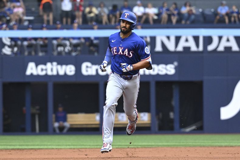 Marcus Semien de los Rangers de Texas corre las bases tras batear un jonrón de dos carreras ante los Azulejos de Toronto el domingo 17 de agosto del 2025. (Jon Blacker/The Canadian Press via AP)
