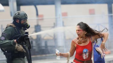 victima de gas pimienta en protesta de 1 de mayo demanda a la policia