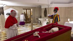 El secretario de Estado del Vaticano, el cardenal Pietro Parolin (izquierda), reza en frente del cuerpo del papa Francisco, dispuesto para el velatorio en su capilla privada en el Vaticano, el 21 de abril de 2025. (Vatican Media vía AP, HO)