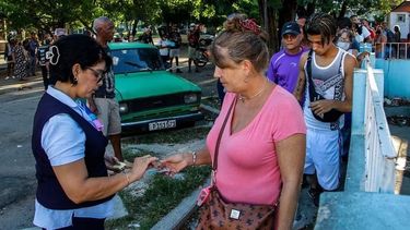 crisis en cuba: se dispara el precio del dolar en el mercado informal