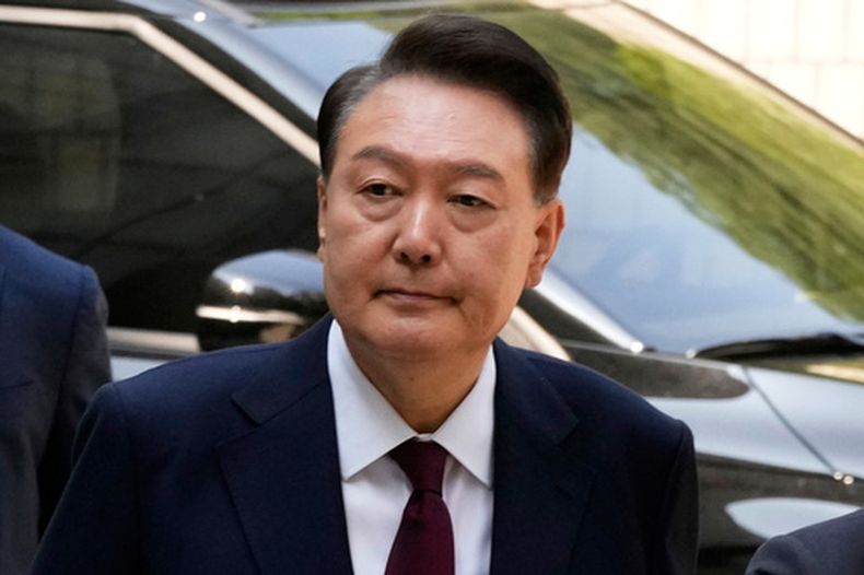 ARCHIVO - El depuesto expresidente surcoreano Yoon Suk Yeol llega a su juicio en la Corte de Distrito de Seúl en Seúl, Corea del Sur, el 12 de mayo de 2025. (AP Foto/Ahn Young-joon, Pool, Archivo)