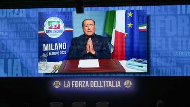 Silvio Berlusconi envía un mensaje durante la convención de su partido Forza Italia en Milán, el sábado 6 de mayo de 2023. (Foto AP/Luca Bruno)