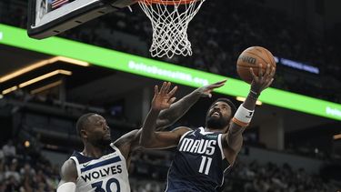 Kyrie Irving, de los Mavericks de Dallas, dispara frente a Julius Randle, de los Timberwolves de Minnesota, el martes 29 de octubre de 2024 (AP Foto/Abbie Parr)
