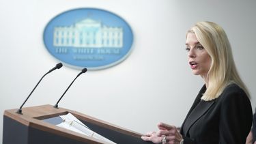 La secretaria de Justicia de EEUU, Pam Bondi, habla con los periodistas durante una sesión informativa con el presidente Donald Trump en la sala de conferencias de prensa James Brady en la Casa Blanca, el lunes 11 de agosto de 2025, en Washington. (AP Foto/Mark Schiefelbein)