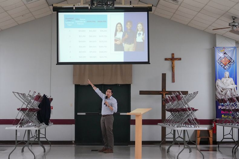 Oscar Ortiz, representante de la diócesis católica de Fort Worth, habla en la escuela católica St. George durante una sesión con padres sobre el programa de Texas de ayudas para escuelas privadas, el miércoles 21 de enero de 2026, en Fort Worth, Texas. (AP Foto/Julio Cortez)