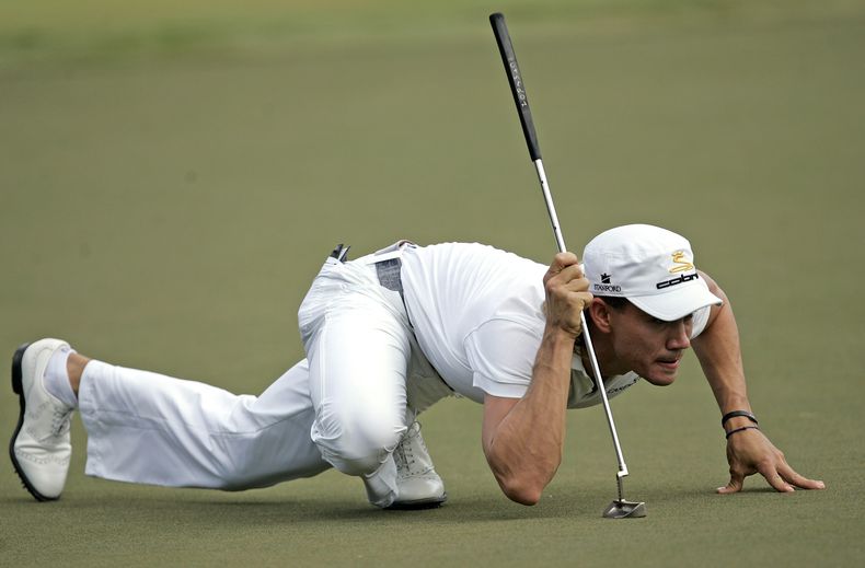 ARCHIVO - El colombiano Camilo Villegas calcula la trayectoria de su putt durante la última ronda del Campeonato del Tour en Atlanta, el domingo 28 de septiembre de 2008 (AP Foto/John Amis, archivo)